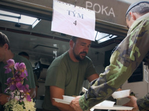 Jídlo, které uvařil tým hlavních funkcionářů praporu podpory, vydával sám jeho velitel podplukovník Pavel Hanus. Myšleno bylo i na takové detaily, jako je květinová výzdoba.