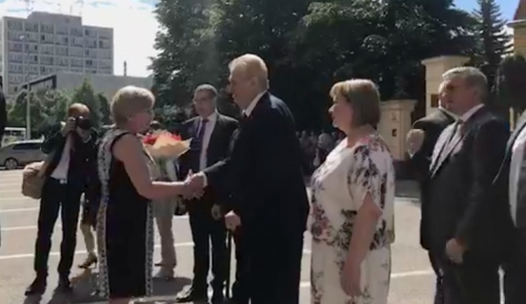 VIDEO: Prezident Zeman přijel před krajský úřad, pozdravil se s hejtmankou Stráskou