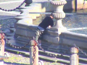 Muž lovil mince z budějcké kašny. A ne poprvé