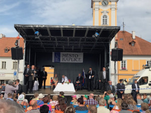 Beseda Miloše Zemana s občany v Kaplici.