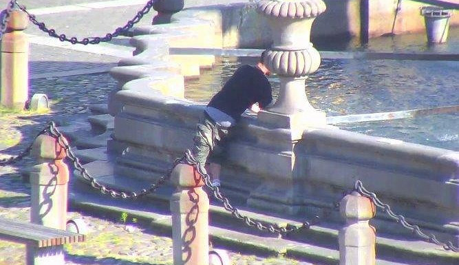 Muž lovil z kašny mince.