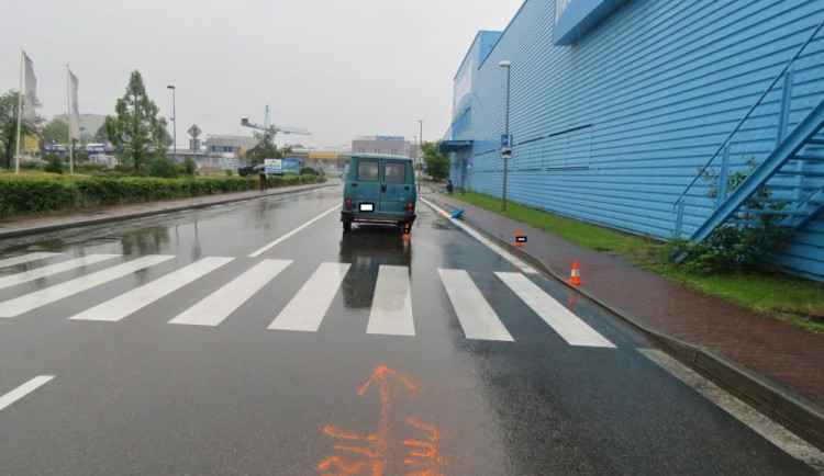 V Průběžné ulici v Českých Budějovicích srazila dodávka seniorku. Ta v nemocnici po třech dnech těžkému zranění podlehla.