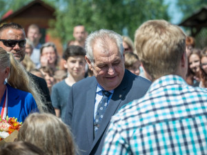 Miloš Zeman v obci Cehnice.