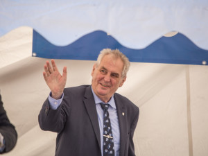 Miloš Zeman v obci Cehnice.