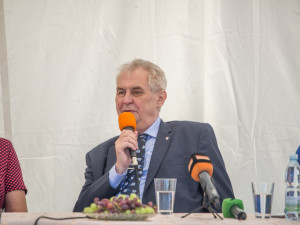 Miloš Zeman v obci Cehnice.