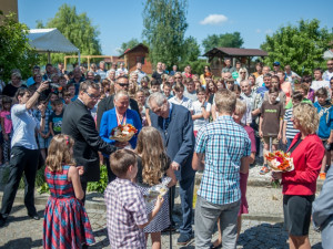 Miloš Zeman v obci Cehnice.