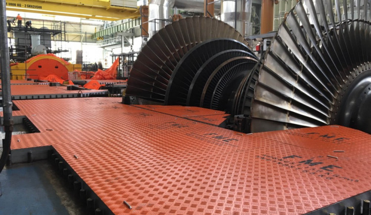 Při kontrole turbíny v Temelíně využívají speciální podlahu