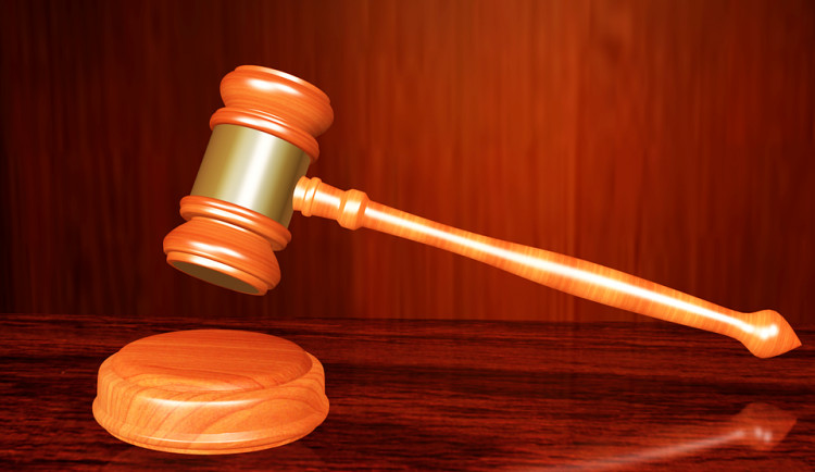 Znalec v případu mladíka, který zabil policistu, doporučil léčení