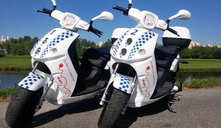 VIDEO: Strážníci budou dál jezdit po Českých Budějovicích na elektroskútrech. Je to rychlejší