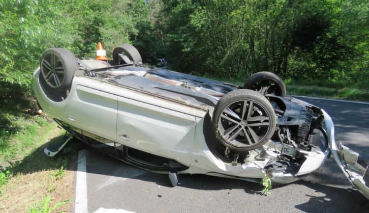 Řidička převrátila auto nedaleko Míčovic na střechu.