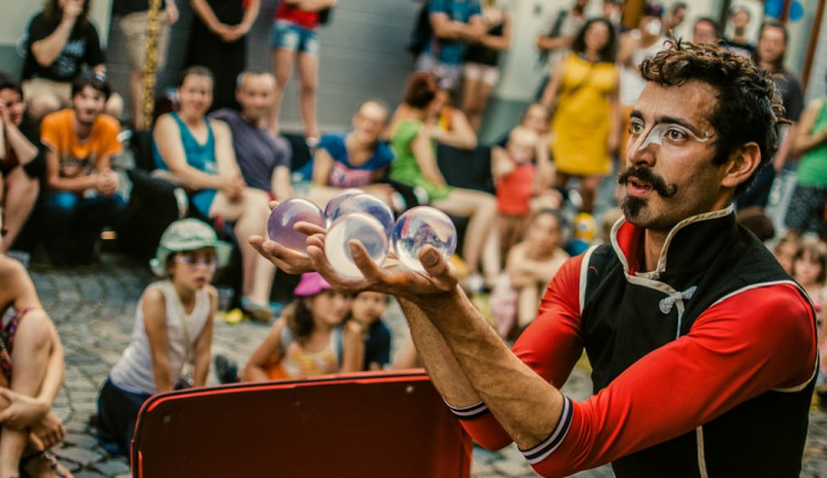 Tomáš Kadlec - Circo Lumiero z Argentiny v Plachého ulici.