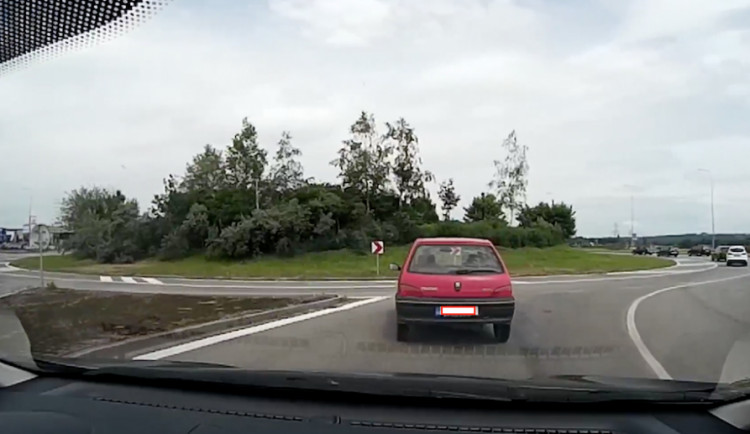 VIDEO: Řidič, který vjel na kruhovém objezdu do protisměru, dostal pokutu