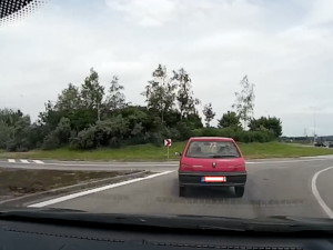 VIDEO: Řidič, který vjel na kruhovém objezdu do protisměru, dostal pokutu