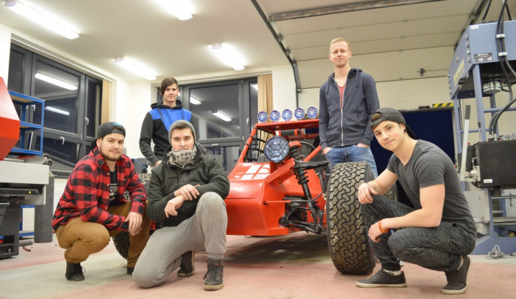 Ze seminární práce z předmětu počítačem podporované konstruování se nakonec s podporou školy stala pozoruhodná bugina. Spolu s ní jsou její tvůrci - studenti strojírenství českobudějovické VŠTE.