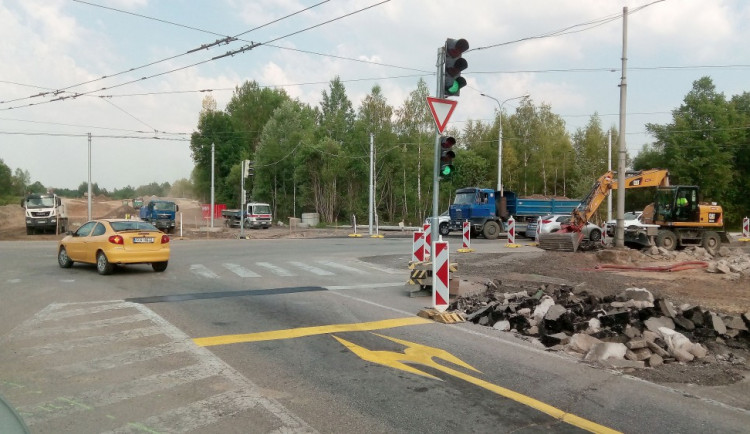 Se změnou v řazení jízdních pruhů a s úpravou světelné signalizace musí řidiči počítat na křižovatce ulic Husova a Strakonická v Českých Budějovicích.