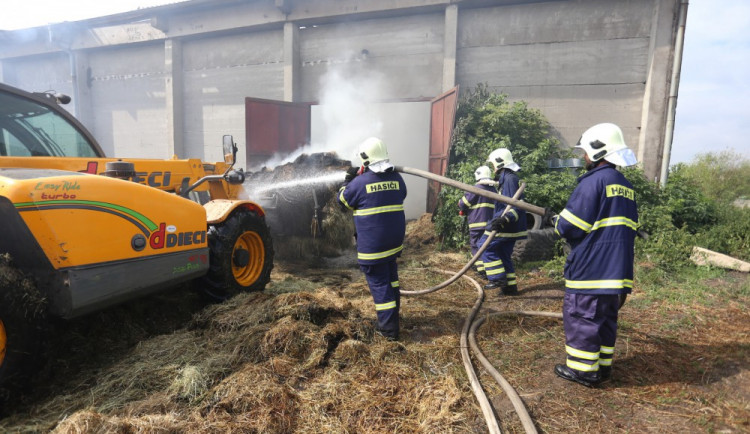 Hasiči na Táborsku likvidují požár skladu se senem a dusíkatými hnojivy
