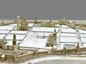 V přízemí českobudějovické radnice je vystaven model města, který vytvořil v roce 1957 ze sádry Slavomír Bláha.