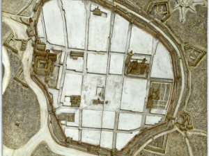 V přízemí českobudějovické radnice je vystaven model města, který vytvořil v roce 1957 ze sádry Slavomír Bláha.