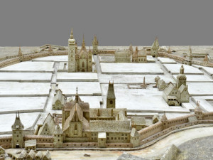 V přízemí českobudějovické radnice je vystaven model města, který vytvořil v roce 1957 ze sádry Slavomír Bláha.