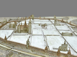 V přízemí českobudějovické radnice je vystaven model města, který vytvořil v roce 1957 ze sádry Slavomír Bláha.