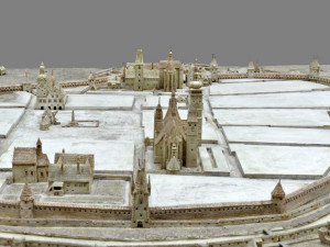 V přízemí českobudějovické radnice je vystaven model města, který vytvořil v roce 1957 ze sádry Slavomír Bláha.