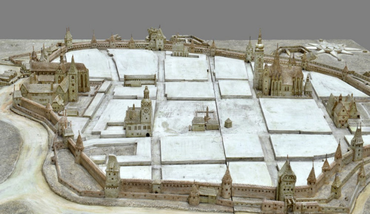 V přízemí českobudějovické radnice je vystaven model města, který vytvořil v roce 1957 ze sádry Slavomír Bláha.