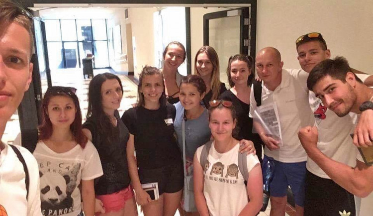 Jedenáctičlenná výprava TJ Karate České Budějovice při Austrian Junior Open 2017 s hlavním trenérem Miroslavem Hýskem.