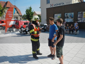 Cvičení hasičů na hořící diskotéce.