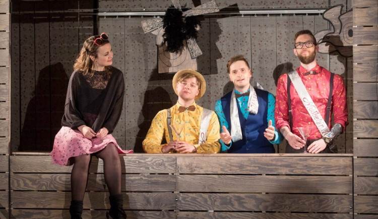 Divadelní sezonu 2016/17 zakončí Jihočeské divadlo letním plenérovým imagináriem Jenom tři mušketýři v režii a podání Malého divadla. V Rajské zahradě na Piaristickém náměstí je k vidění až do konce srpna.