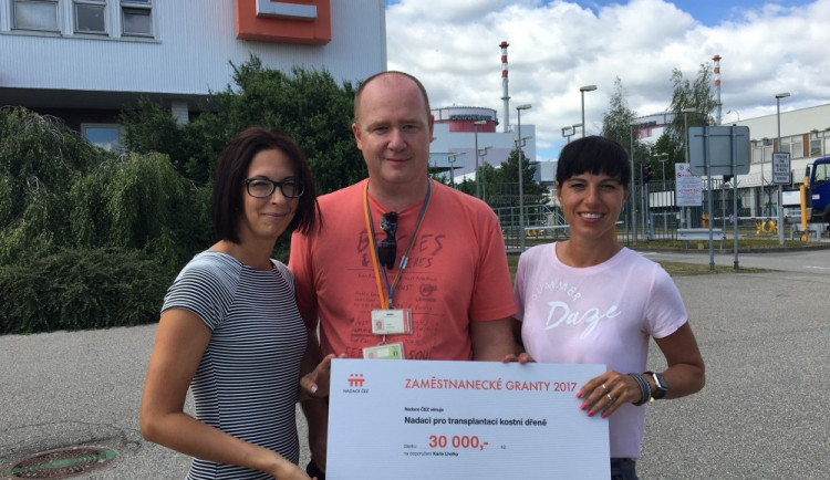 Dvojnásobný dárce kostní dřeně Karel Lhotka předal šek představitelkám Nadace pro transplantaci kostní dřeně