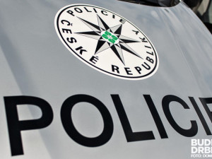 AKTUALIZOVÁNO: Služební vůz Policie ČR se střetl s motocyklistou