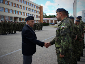 Vojákům gratuloval i předseda místní jednoty Československé obce legionářské Zdeněk Hruška