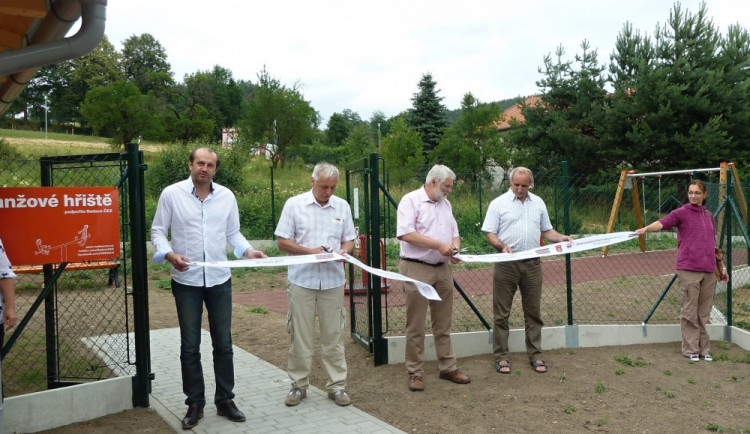 Hřiště slavnostně otevřeli zástupci obce a Nadace ČEZ