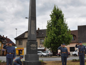 Svíčkami uctili památku padlých vojáků u Zborova.