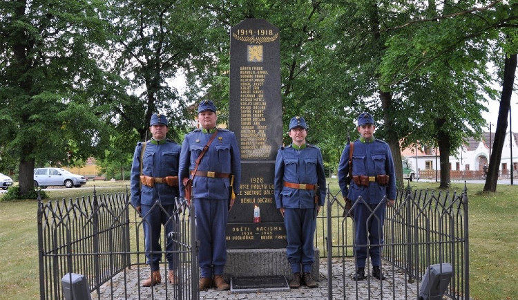 Svíčkami uctili památku padlých vojáků u Zborova.