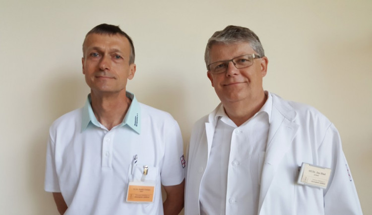 Novým primářem chirurgického oddělení stranické nemocnice je Radek Chalupa. Ten ve funkci nahradil Jana Hlada (oba na snímku zleva).