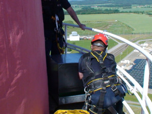 Budka je instalována, teď bude čekat na své obyvatele. Podle ornitologů by se sokol mohl nastěhovat do dvou let (foto G4S)