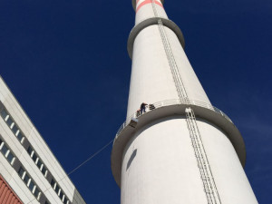 Na každém ze tří ochozů musel jeden záchranář přelézt zábradlí. Vše probíhalo při několikanásobném jištění (foto Marek Sviták)