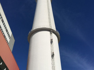 Na stometrový komín vylezli záchranáři po žebříku (foto Marek Sviták)