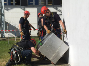 Sokolí hnízdo vytahovali záchranáři pomocí lana (foto Marek Sviták)