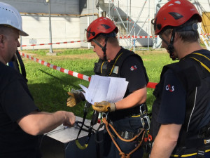 Vyzvednutí budku předcházela důkladná příprava (foto Marek Sviták)