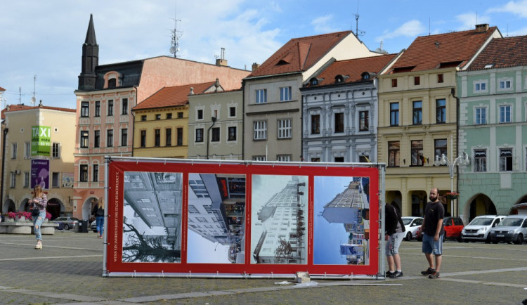 Instalace výstavy fotografií na náměstí Přemysla Otakara II.