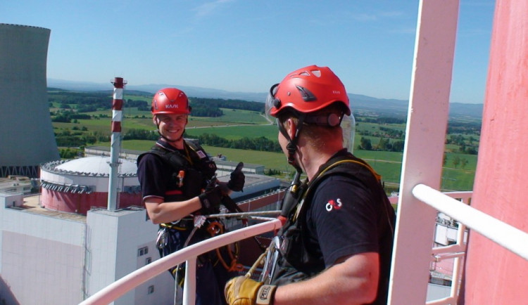 Záchranář, které pro vyzvednutí budky přelézal zábralí, byl několikanásobně jiště (foto G4S)