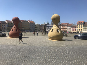 Vandalové poškodili sochu na budějckém Sokolském ostrově