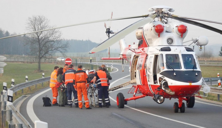 Šoféra porouchaného nákladního auta na dálnici srazil jiný řidič. Pro zraněného letěl vrtulník