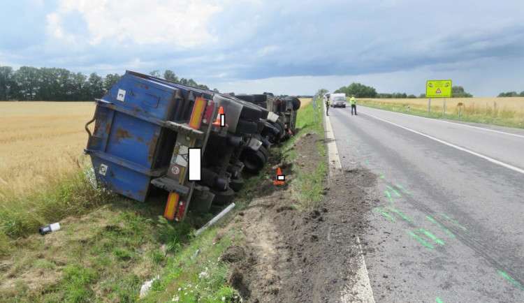Havárie nákladního auta uzavřela hlavní tah z Českých Budějovic na Vodňany