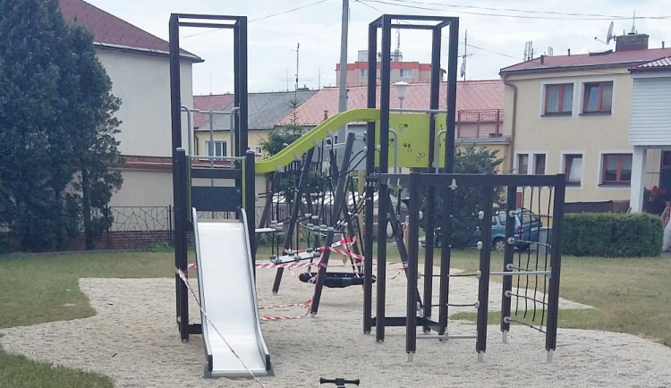 Děti dostaly nová hřiště se spoustou atrakcí