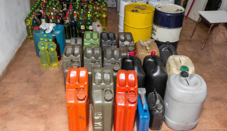 Čtyři muže zadržela policie při zásahu ve skladu státního distributora paliv Čepro v Táboře.