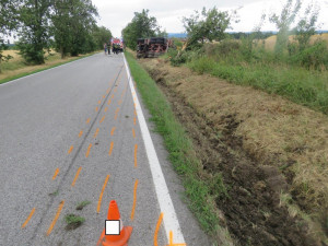 Nehoda nákladního automobilu s domíchávačem u Čejkovic.