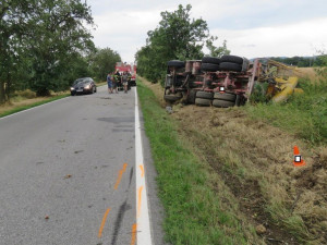 Nehoda nákladního automobilu s domíchávačem u Čejkovic.